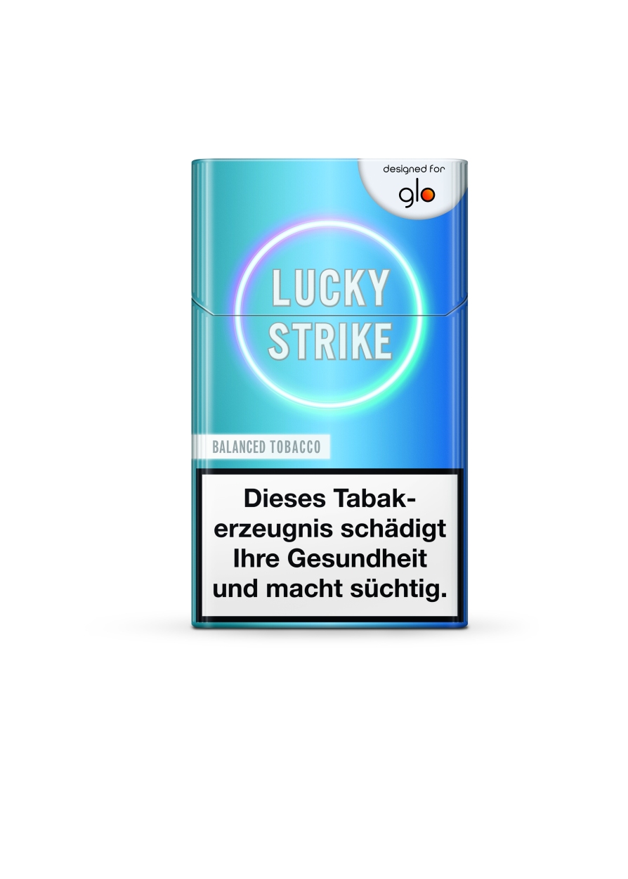 Die für Glo entworfene Lucky Strike Tabakverpackung zeichnet sich durch einen leuchtend blauen Hintergrund, den Text „Balanced Tobacco“ und einen Gesundheitshinweis in deutscher Sprache aus.